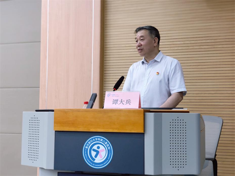 1685952093175288.png 谭大兵副院长讲授党课-2.png