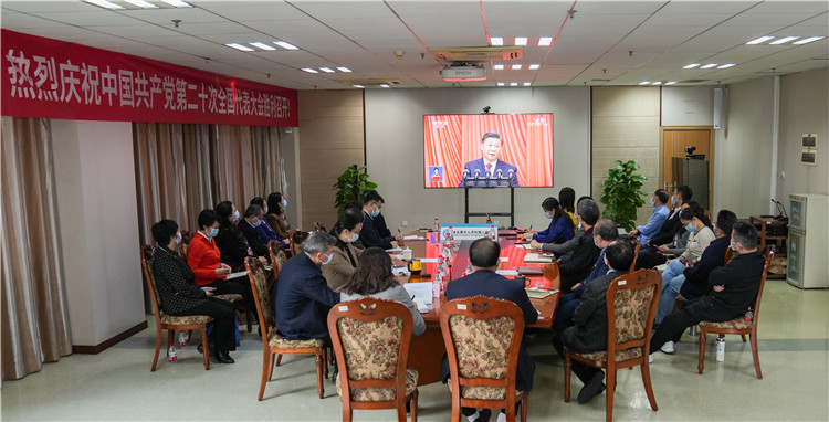 党委理论学习中心组成员集中收看.jpg