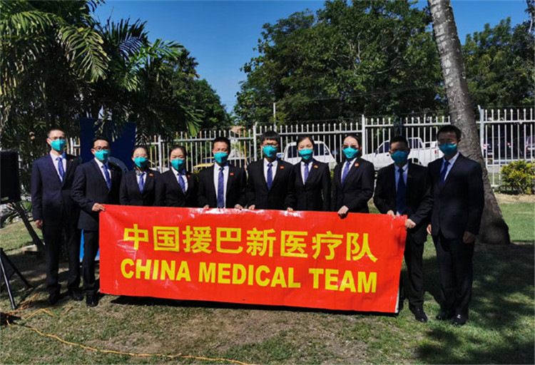 1676595596298659.jpg 巴新医疗队合影_副本.jpg