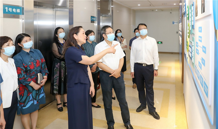 李秋院长介绍医院三大国家级平台建设.jpg