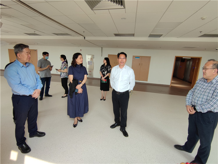 李秋院长与陈德川副主任交流1.jpg