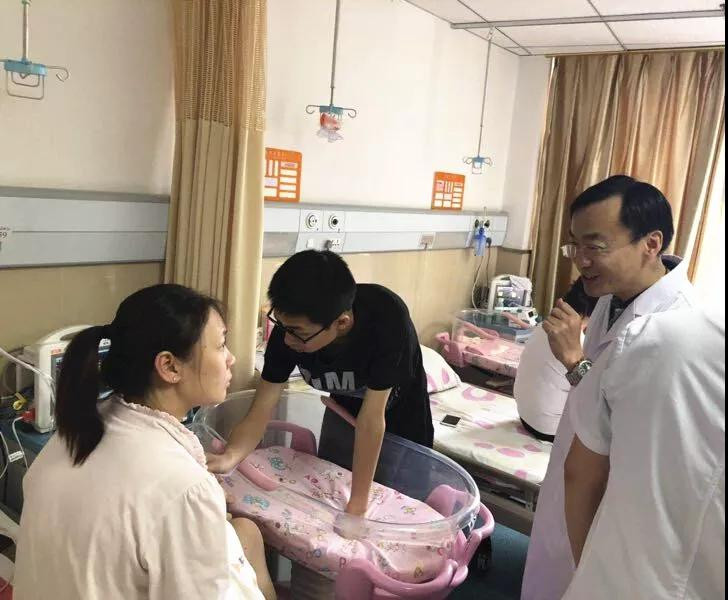 新生儿诊疗中心主任史源教授到九龙坡区人民医院查房回访_副本.jpg