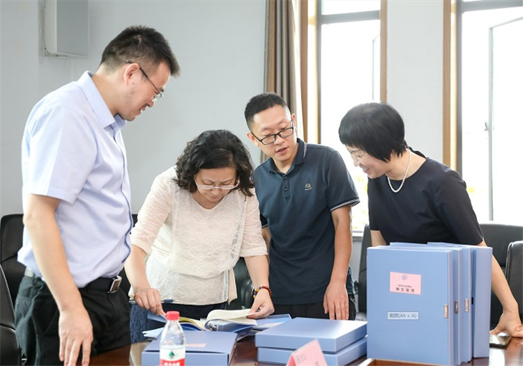 督察组查阅资料.jpg