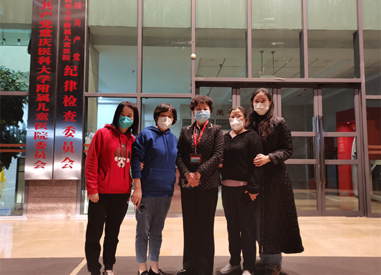 3 20221118 儿院方舱防护用品穿脱指导组部分成员2_副本.jpg