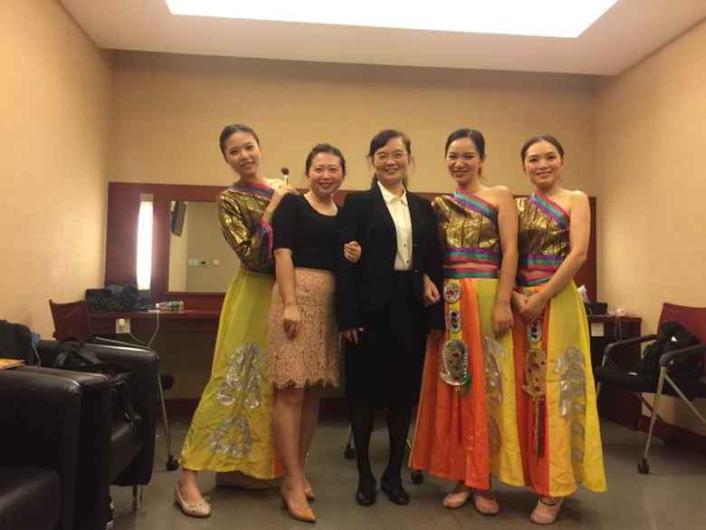 1541496403270712.jpg 放射科何玲主任和舞蹈演员们_副本.jpg