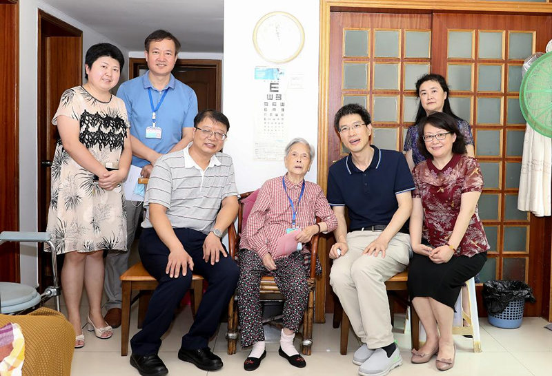 张维斌书记带队慰问老党员3_副本.jpg