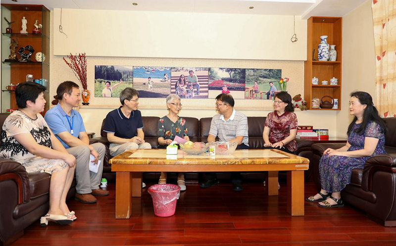 张维斌书记带队慰问老党员4_副本.jpg