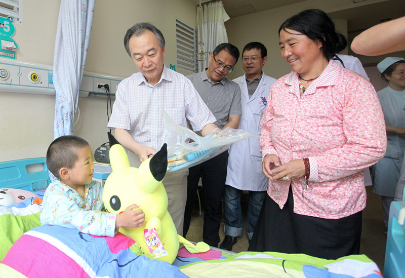 1561088112138282.jpg 符州副书记慰问昌都先心病患儿_副本.jpg