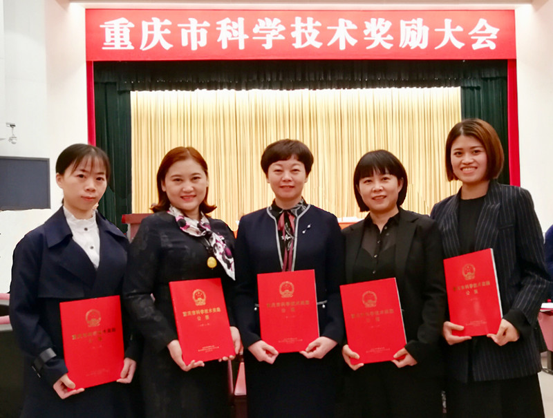 郑获奖合影_副本.jpg