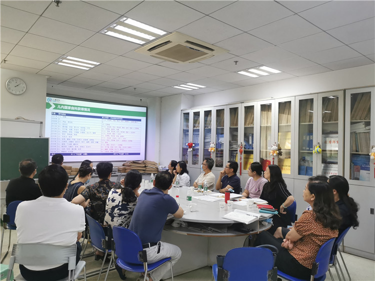图2 座谈会（内科系列）.jpg
