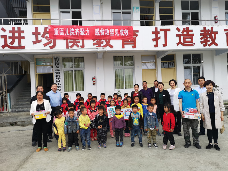 1556156054620948.jpg 扶贫合影_副本.jpg