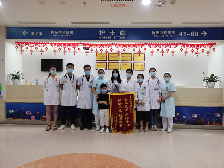 4.患儿送锦旗_副本.jpg