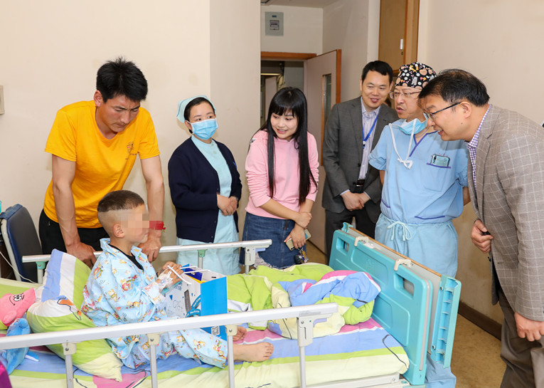 卫健委看望昌都娃儿_副本.jpg