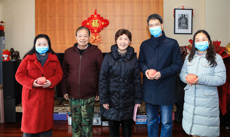 梁慰问老专家_副本_副本.jpg