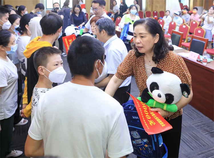 李院长慰问孩子.jpg