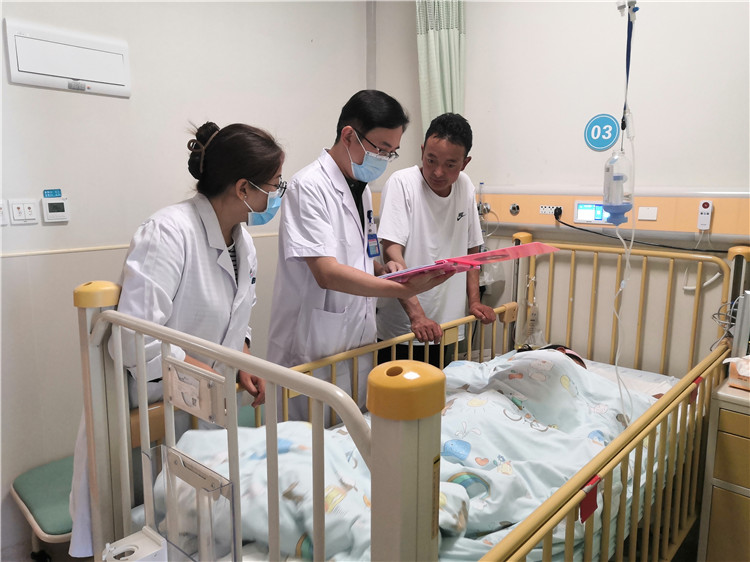 1660275957364105.jpg 翟瑄副主任 床旁查看患儿病情.jpg