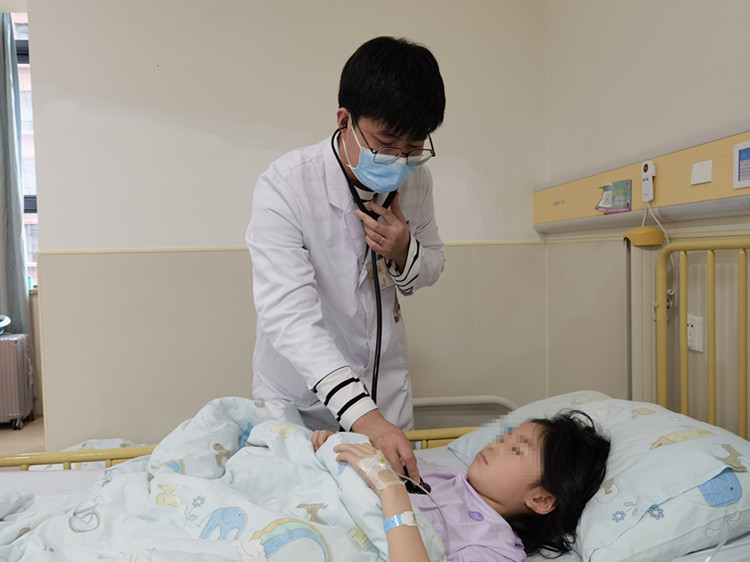 1681283108711502.jpg 术后,李强医生为患儿查看病情_副本_副本.jpg