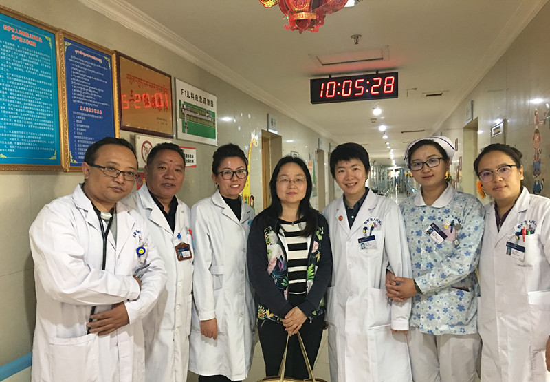 1560493181268217.jpg 与拉萨市人民医院医护人员合影_副本_副本.jpg