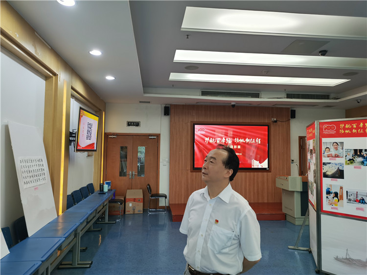党委副书记、纪委书记、工会主席符州同志现场观展.jpg