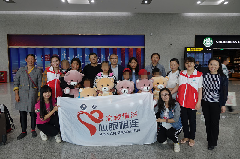 1561088121815452.jpg 何大维副院长带队接机昌都第二批先心病患儿_副本.jpg