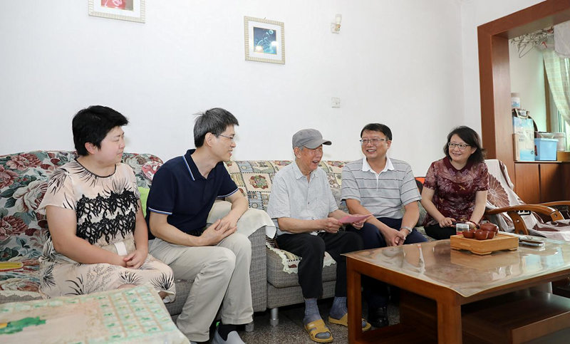 张维斌书记带队慰问老党员1_副本.jpg