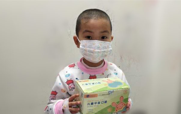患儿佩戴爱心口罩_副本.jpg