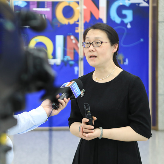 1682147993870785.jpg 华接受采访_副本.jpg
