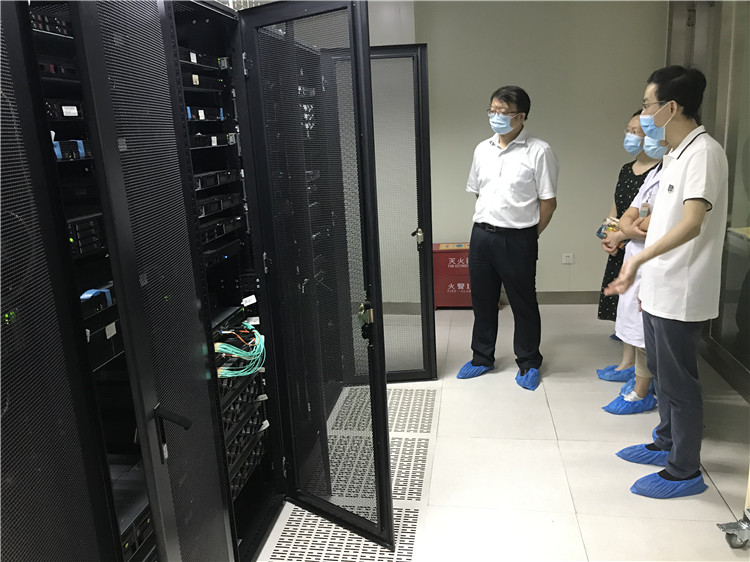 检查信息中心机房.jpg