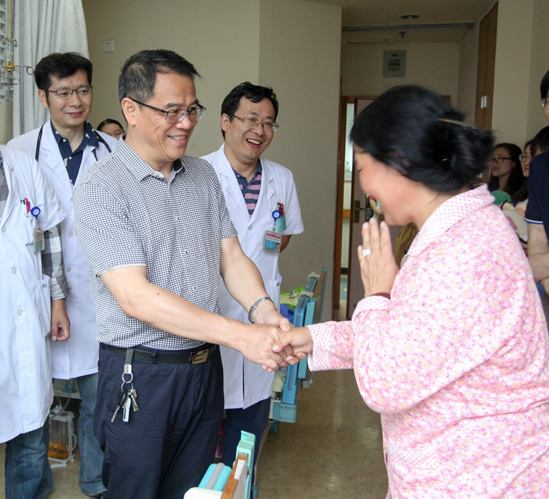 1561088146543706.jpg 昌都先心病患儿家长向董志书记及医护人员表示感谢_副本.jpg