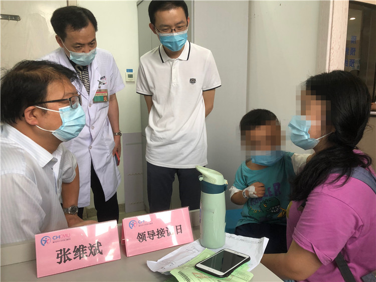 张维斌书记现场接待来访群众_副本.jpg