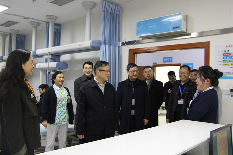 屈市长慰问急诊科医护人员_副本.jpg