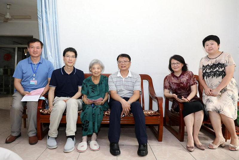 张维斌书记带队慰问老党员2_副本.jpg