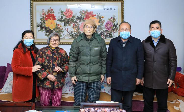 何慰问老专家_副本.jpg