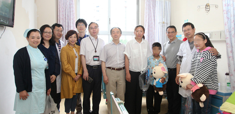 1561088100717856.jpg 医护人员与昌都先心病患儿一起合影_副本.jpg