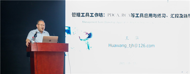 何大维副院长主持会议.jpg
